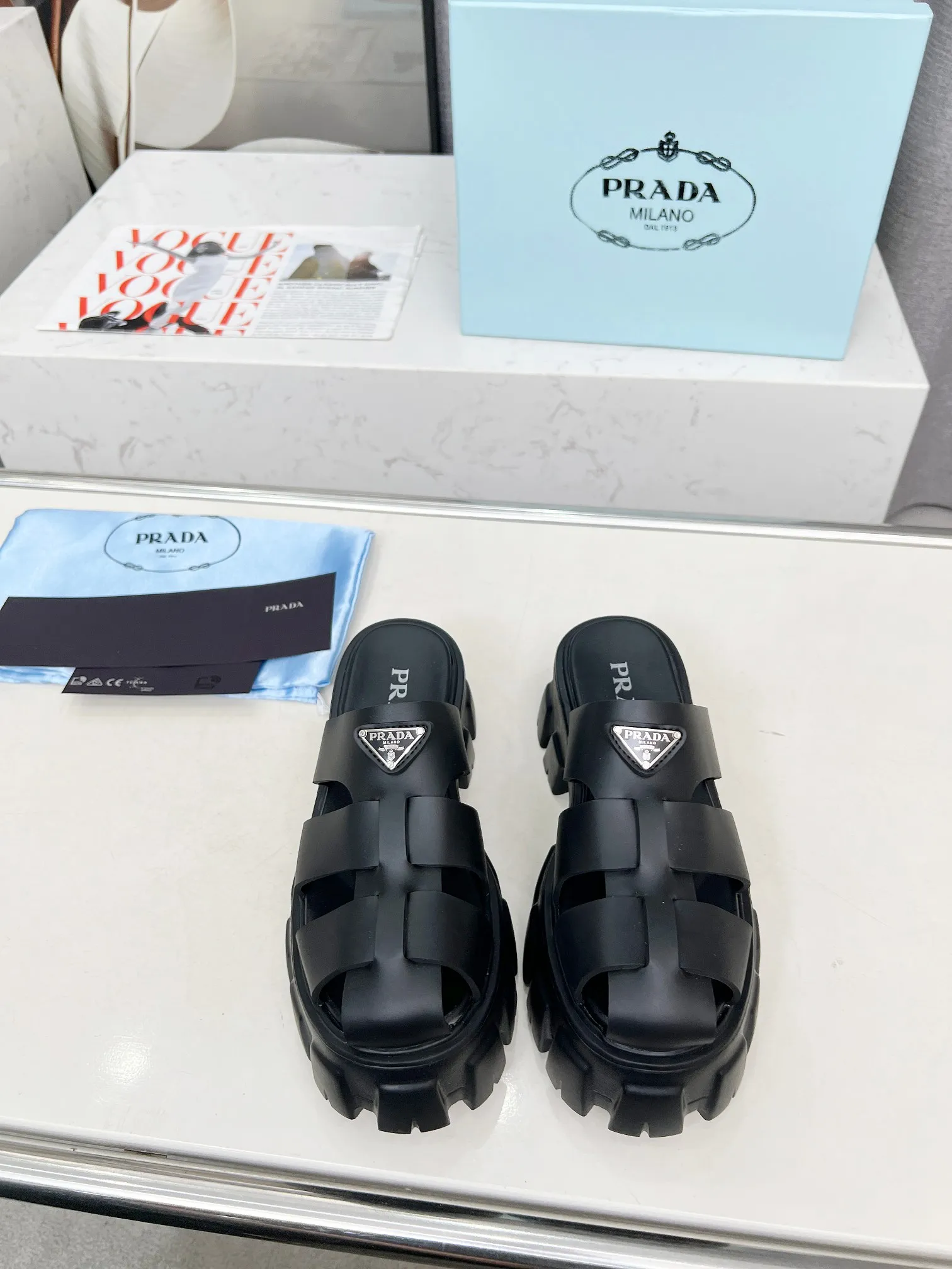 👟👟Ex-factory price 460👟👟 prada Roman shoes will definitely make you fall in love with them! The latest spring and summer sawtooth Roman braided thick-soled sandals E64, retro, fashionable and avant-garde gear teeth, 55mm thick-soled soles and uppers, making the whole pair of shoes light and comfortable. Bright colors, a variety of choices to satisfy fashionable people of different styles! The iconic metal triangle logo is paired with the shape of ancient beach sandals. Every design element is fashionable! Color: black and white Size: 35-41